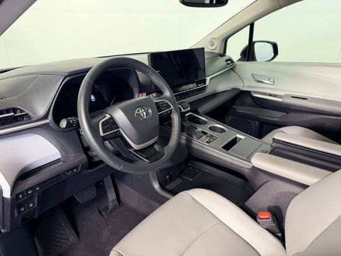 Used 2025 Toyota Sienna XLE w/ XLE Plus Package FWD image 26