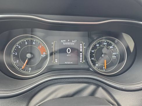 Used 2019 Jeep Cherokee Latitude Plus w/ Cold Weather Group AWD/4WD image 17