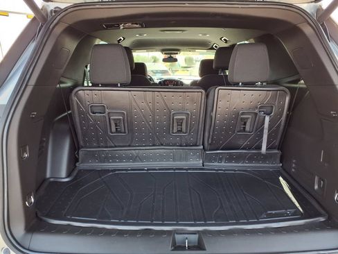 Used 2023 Chevrolet Traverse LT FWD image 11