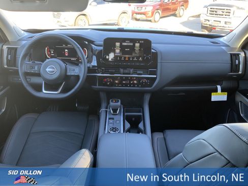 New 2025 Nissan Pathfinder Platinum image 5