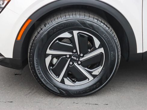 Used 2023 Kia Sportage LX image 9