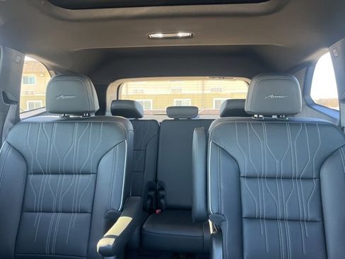 Used 2025 Buick Enclave Avenir image 17
