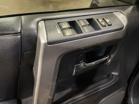 Used 2018 Toyota 4Runner SR5 AWD/4WD image 15