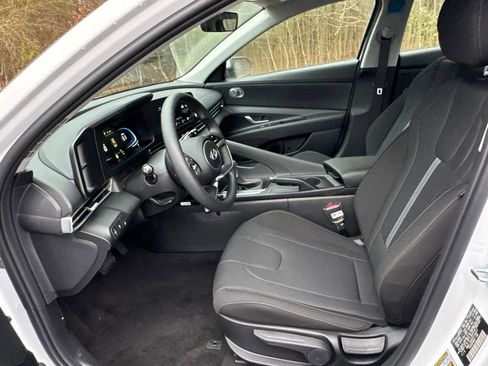New 2026 Hyundai Elantra SE FWD image 9