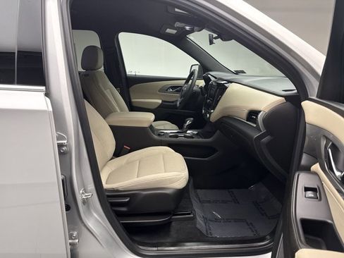 Used 2022 Chevrolet Traverse LS image 16