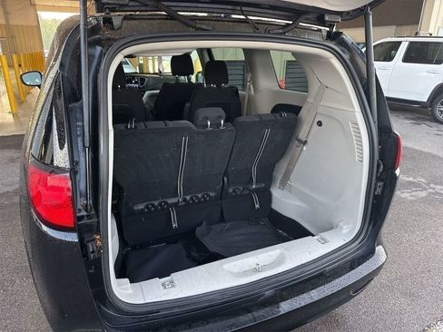 Used 2023 Chrysler Voyager LX FWD image 5