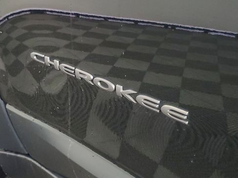 Used 2019 Jeep Cherokee Trailhawk w/ Comfort/Convenience Group image 9