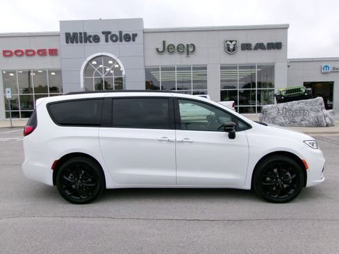 New 2026 Chrysler Pacifica Limited w/ S Appearance Package image 5