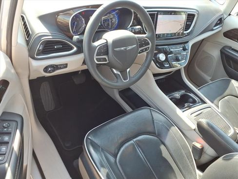 Used 2024 Chrysler Pacifica Limited image 17
