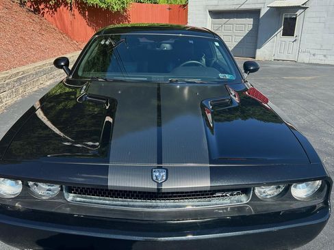 Used 2009 Dodge Challenger SRT8 w/ SRT Option Group II RWD image 9
