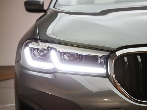 Certified 2023 BMW 530e w/ Premium Package image 5