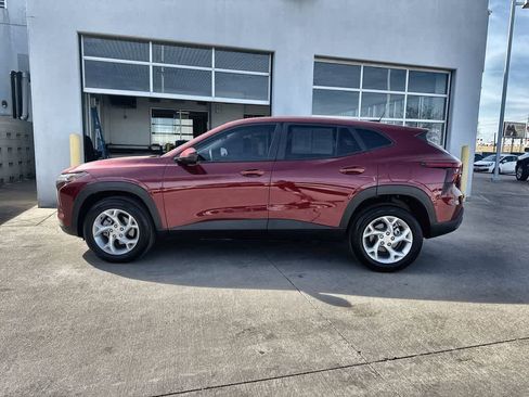 Used 2025 Chevrolet Trax LS w/ LS Convenience Package image 3