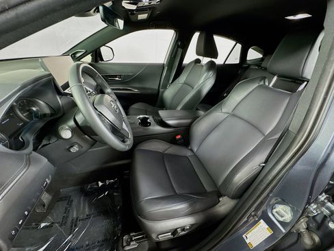 Used 2024 Toyota Venza XLE image 9