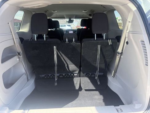 Used 2023 Chrysler Voyager LX FWD image 5