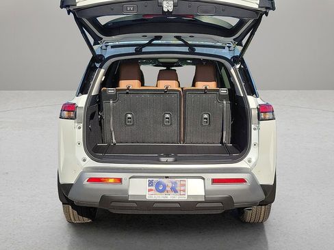 Used 2024 Nissan Pathfinder Platinum w/ Cargo Package FWD image 7