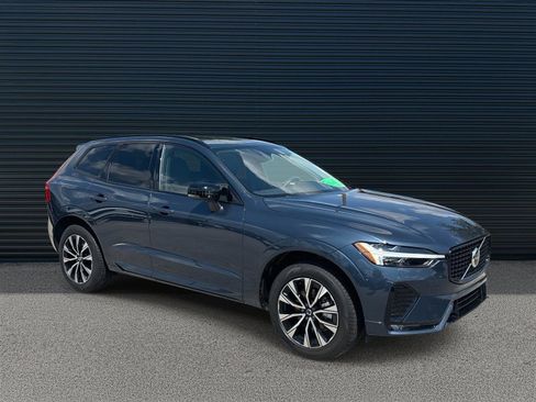 Used 2025 Volvo XC60 B5 Core w/ Climate Package image 3