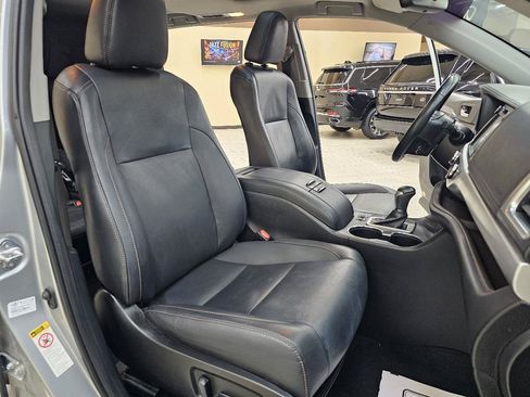 Used 2019 Toyota Highlander XLE FWD image 21
