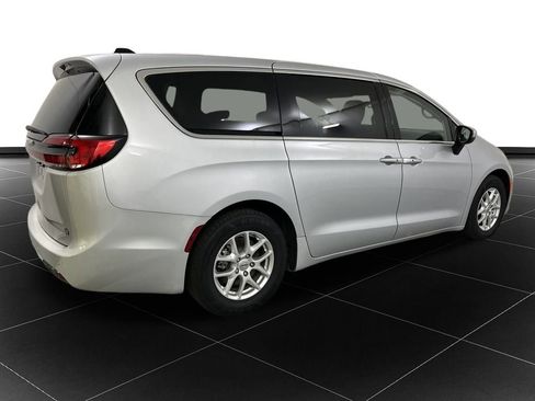 Used 2023 Chrysler Pacifica Touring-L image 21