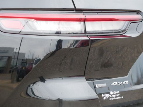 Used 2022 Jeep Grand Cherokee L Limited w/ MOPAR Finishing Package image 17