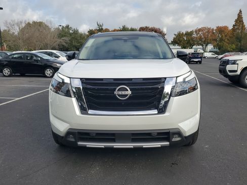 New 2025 Nissan Pathfinder Platinum image 2