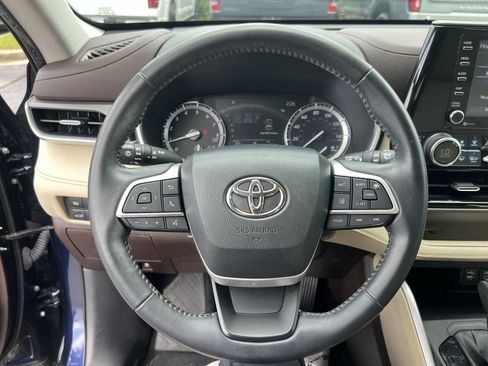 Used 2022 Toyota Highlander XLE FWD image 18