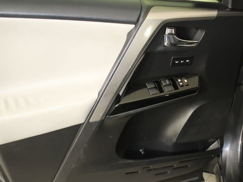 Used 2016 Toyota RAV4 Limited image 11