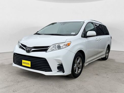 Used 2018 Toyota Sienna LE FWD image 1