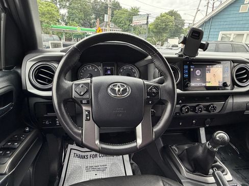 Used 2017 Toyota Tacoma SR AWD/4WD image 11