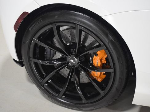 Used 2023 McLaren Artura image 15