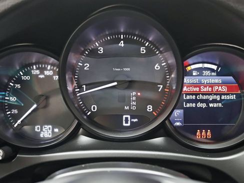 Used 2025 Porsche Macan AWD/4WD image 15