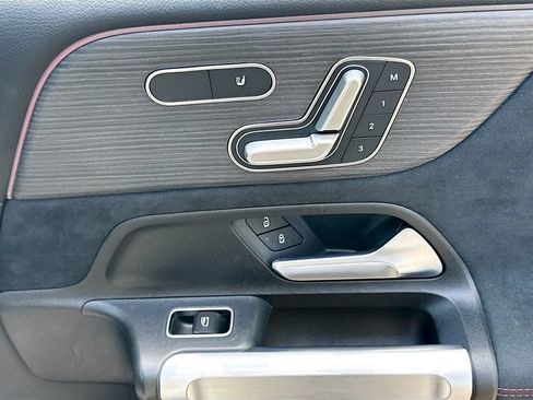 Used 2023 Mercedes-Benz GLB 250 image 35