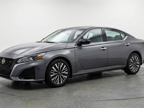 Used 2025 Nissan Altima 2.5 SV image 3