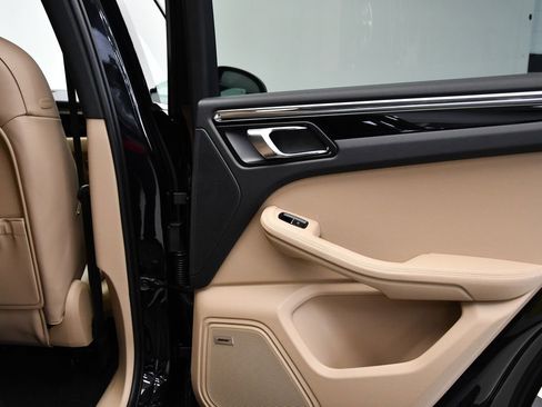 Used 2025 Porsche Macan image 46