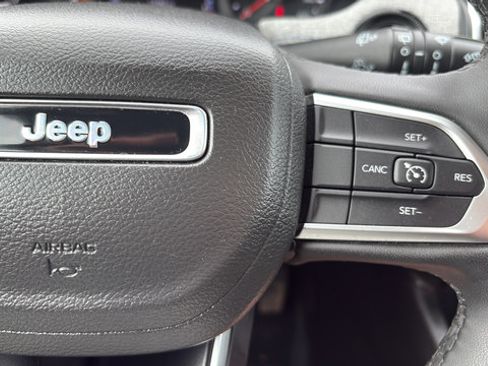Used 2025 Jeep Compass Latitude AWD/4WD image 10