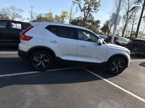 Used 2025 Volvo XC40 B5 Core image 11