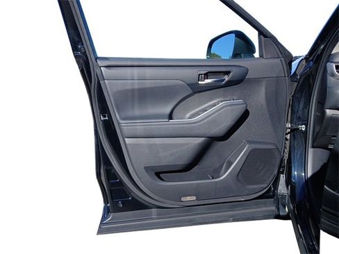 Certified 2023 Toyota Highlander XLE image 25