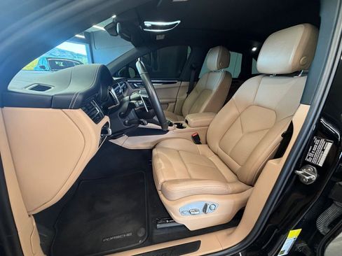 Certified 2024 Porsche Macan Turbo image 8