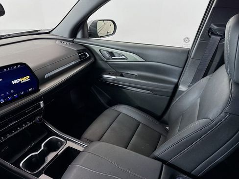 Used 2025 Chevrolet Traverse LT image 24