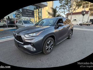 Used 2020 Toyota Highlander XLE AWD/4WD video 1