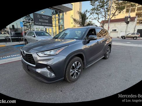 Used 2020 Toyota Highlander XLE AWD/4WD image 1
