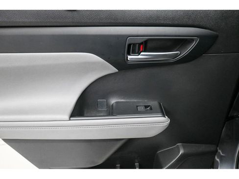 Used 2023 Toyota Highlander XLE image 27