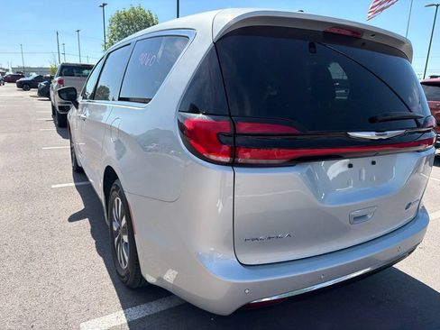 Used 2023 Chrysler Pacifica Touring-L FWD image 9