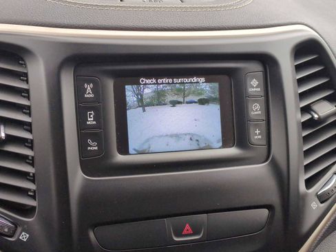 Used 2018 Jeep Cherokee Latitude w/ Cold Weather Group image 29