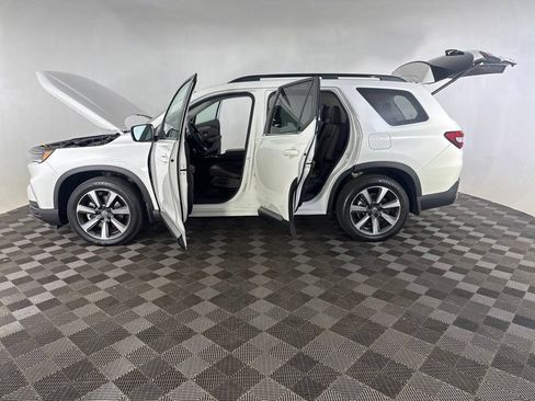 Used 2025 Honda Pilot Elite image 12