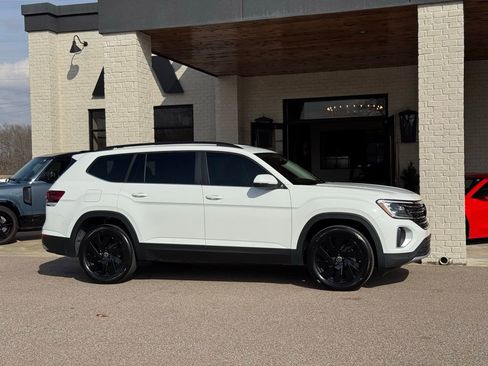 Used 2024 Volkswagen Atlas SE image 17
