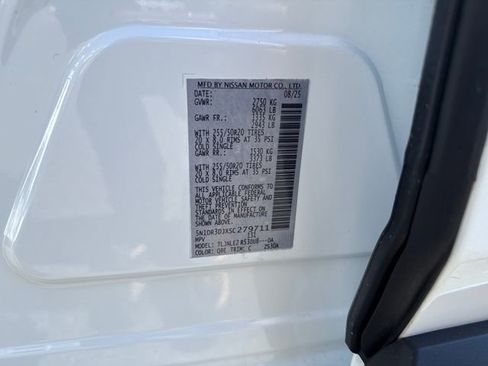 Used 2025 Nissan Pathfinder Platinum w/ Black Appearance Package AWD/4WD image 18