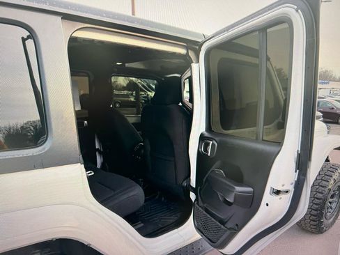 Used 2018 Jeep Wrangler Unlimited Sport S AWD/4WD image 12