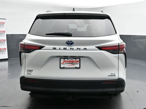 Used 2022 Toyota Sienna XLE image 8