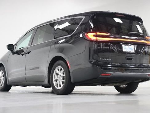 Used 2024 Chrysler Pacifica Touring-L FWD image 12