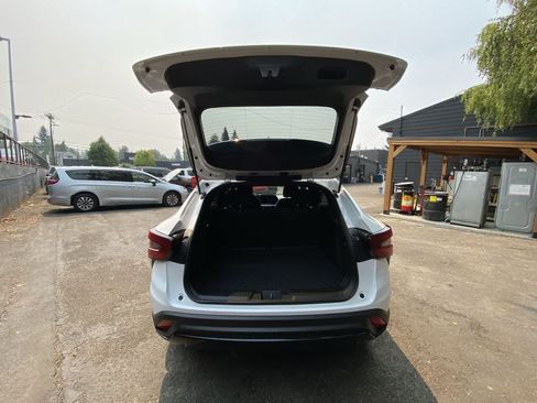 Used 2024 Chevrolet Trax RS w/ Driver Confidence Package FWD image 29
